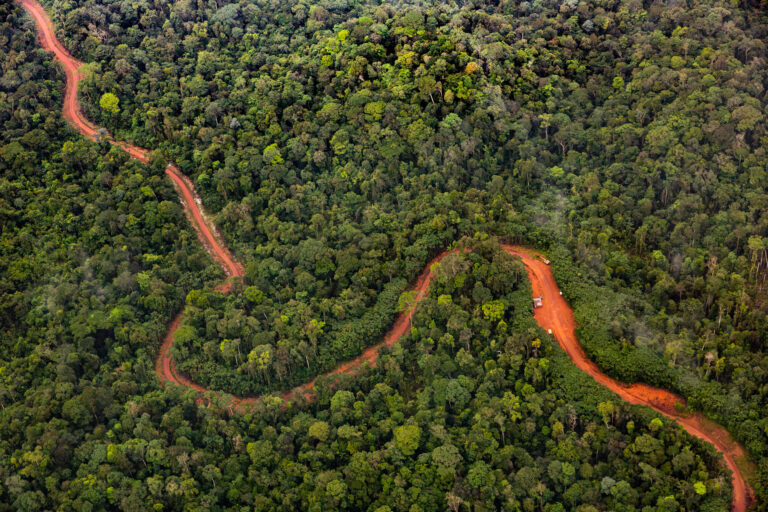 Route rouge serpentant forêt - Piste minière vue aérienne - Mines légales en Guyane - photographe nantes