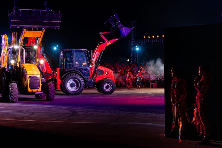 Show machines Manitou en lumière - Tracteurs en démonstration nocturne - Photoreportage industriel - créateur de contenu nantes