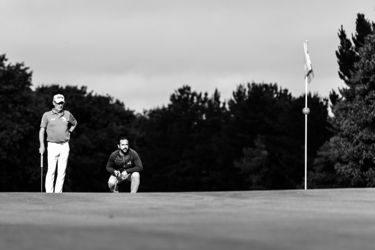 Golfeurs évaluant ligne de putt - Scène en bordure de green - Photoreportage compétition golf - Brunet-Monié
