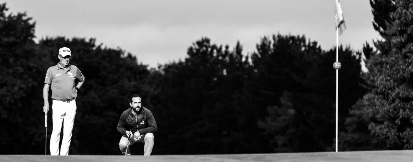 Golfeurs évaluant ligne de putt - Scène en bordure de green - Photoreportage compétition golf - Brunet-Monié
