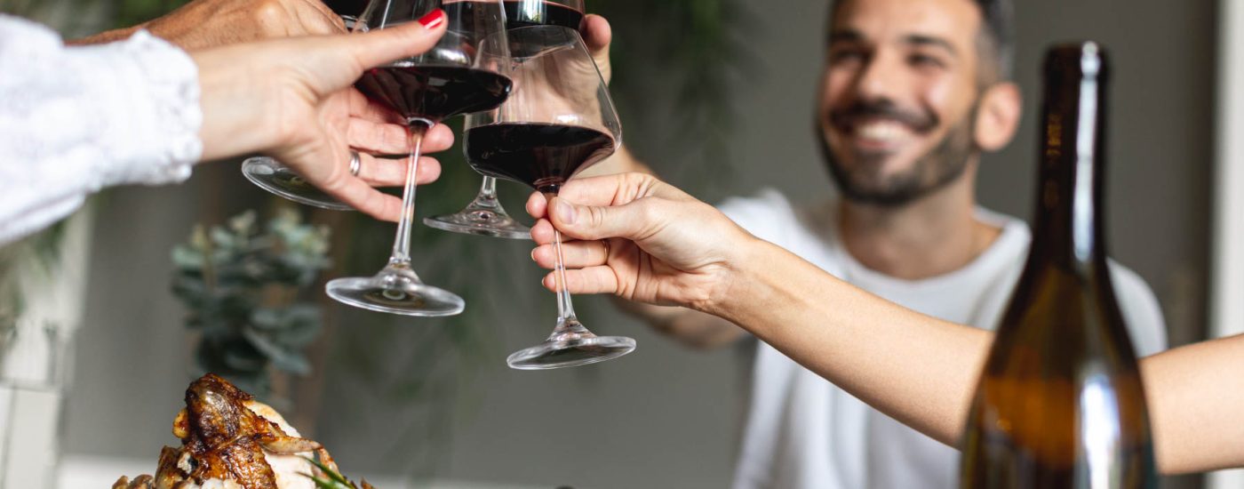 Vin rouge - Trinquer entre amis - Photographe reportage culinaire