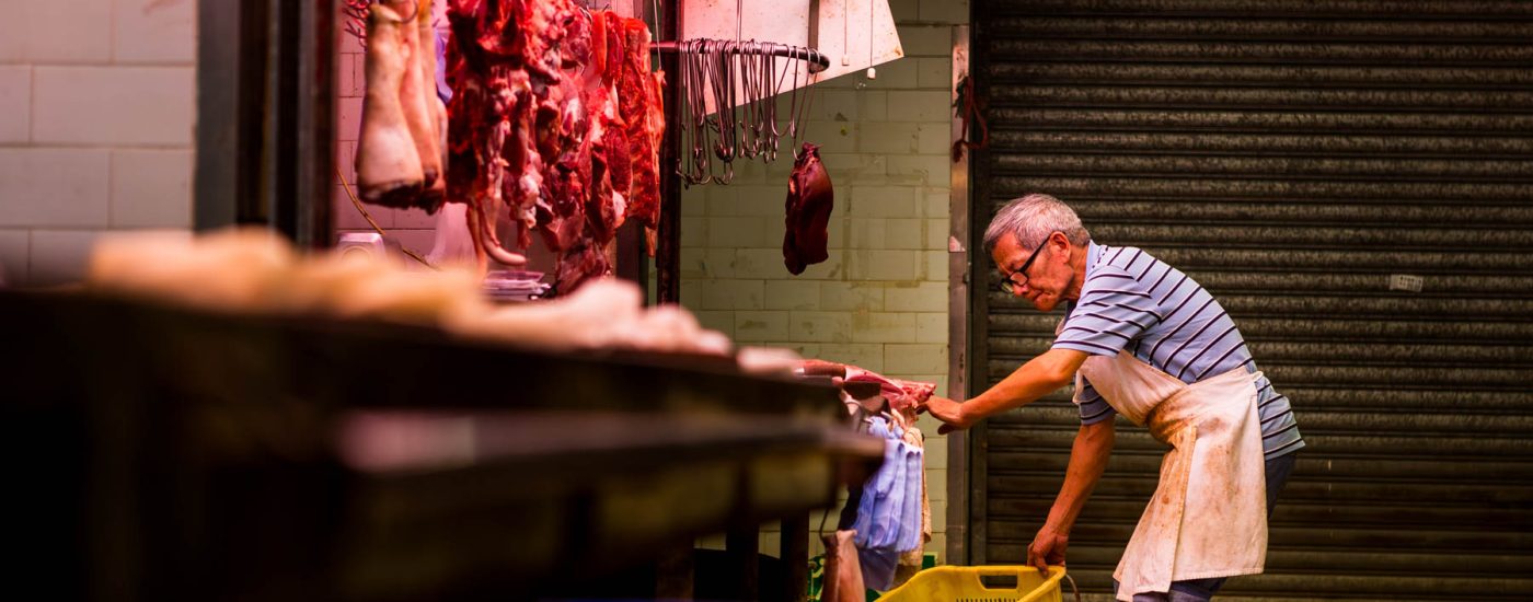 Un marché à Hong-Kong - Le boucher prépare son échoppe