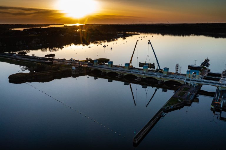 Vue aérienne du barrage d’Arzal au lever du jour - Grues en action sur vanne hydraulique - Photoreportage infrastructure industrielle - photographe nantes