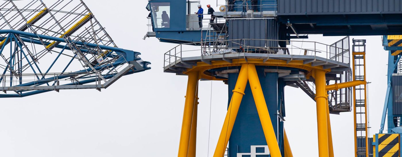 Opérateurs sur plateforme de grue - prise de vues en mer - Baudin Chateauneuf - photographe industriel Nantes