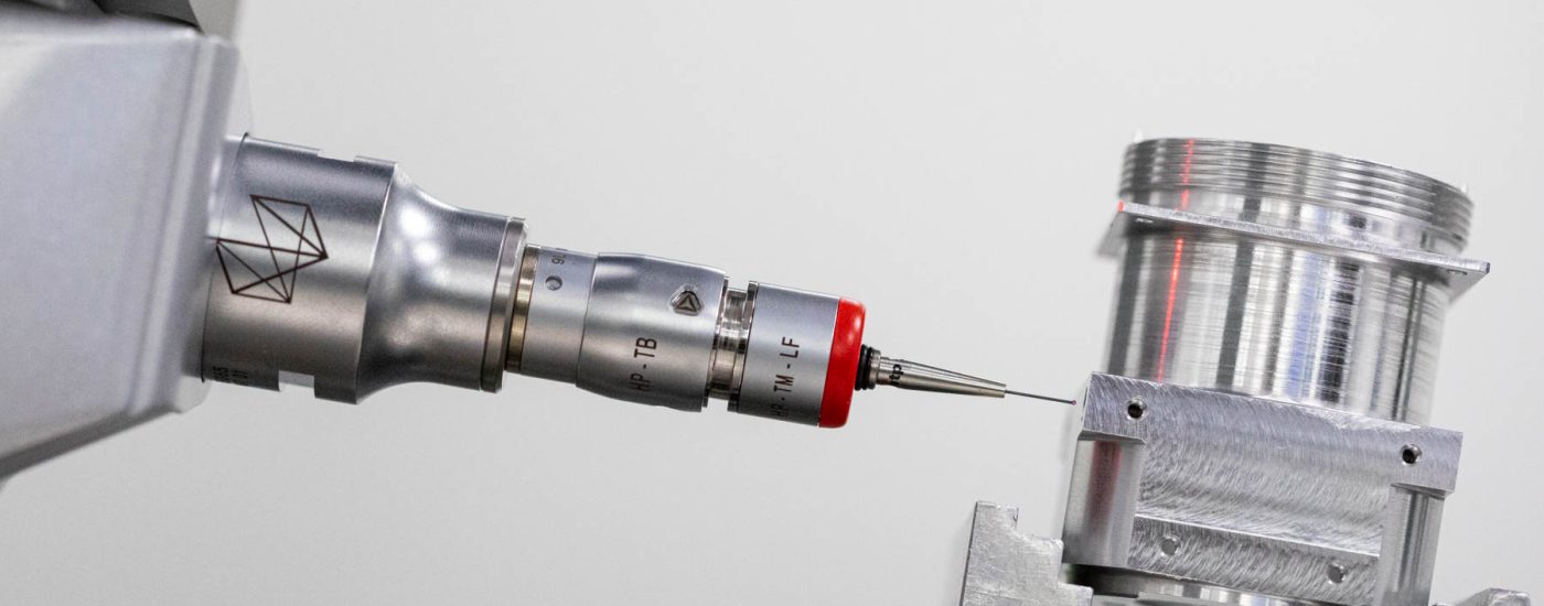 Sonde de mesure contrôlant pièce usinée - Vérification dimensionnelle précision micrométrique - Photographie industrielle en Vendée - Brunet-Monié