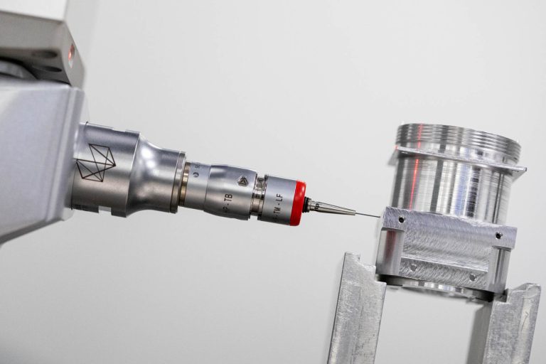 Sonde de mesure contrôlant pièce usinée - Vérification dimensionnelle précision micrométrique - Photographie industrielle en Vendée - Brunet-Monié