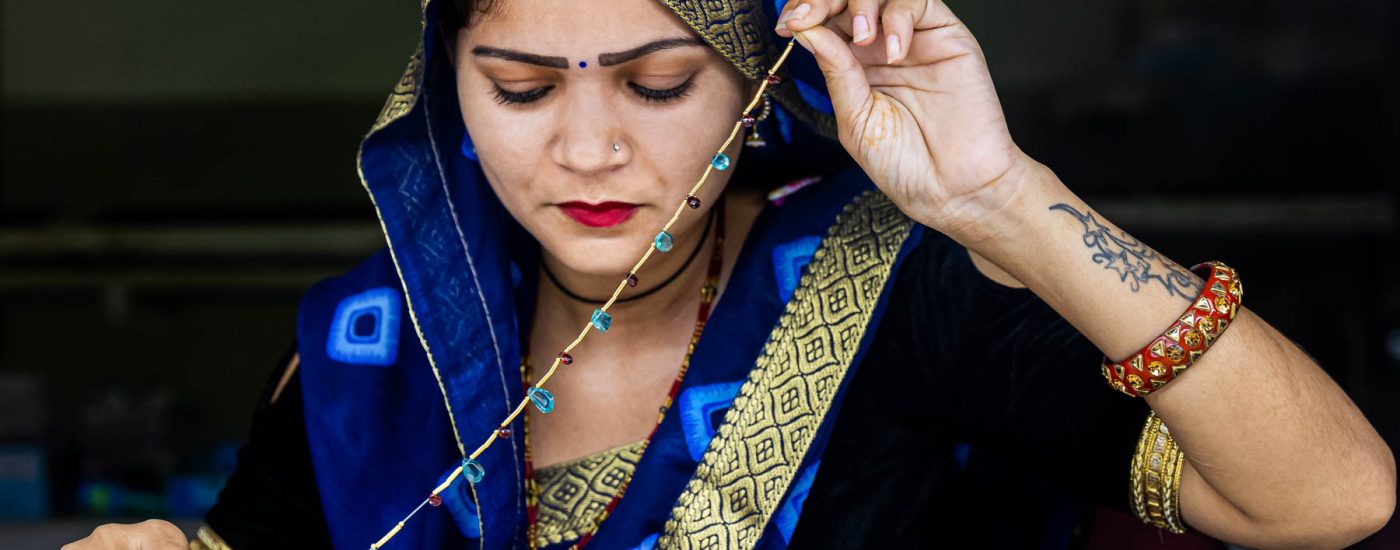 Femme indienne assemblant collier - Bijoux pierres fines Jaipur - reportage joaillerie en Inde - photographe nantes