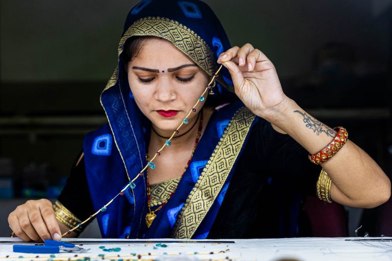 Femme indienne assemblant collier - Bijoux pierres fines Jaipur - reportage joaillerie en Inde - photographe nantes
