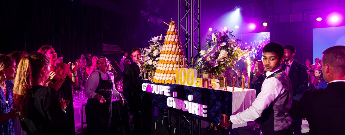 Gâteau des 100 ans en salle - Présentation spectaculaire du dessert - anniversaire d'entreprise - photographe Nantes