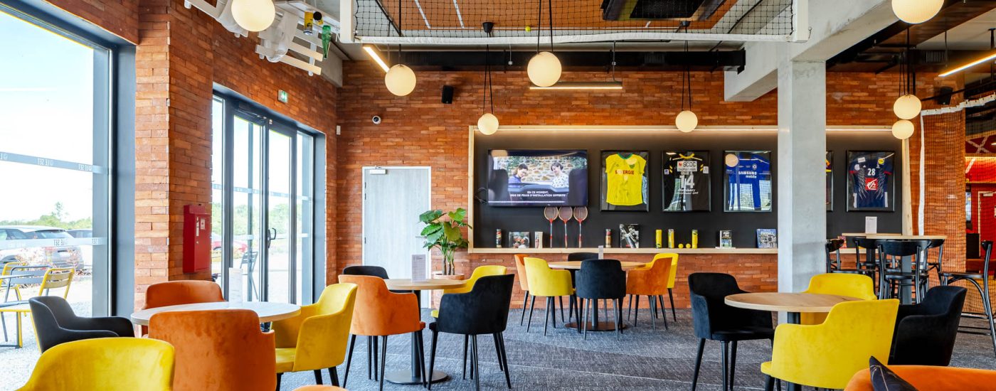 Espace restaurant design coloré - Mobilier orange et jaune ambiance conviviale  - Complexe sportif Le Set - reportage photo architecture - studio photo loire-atlantique