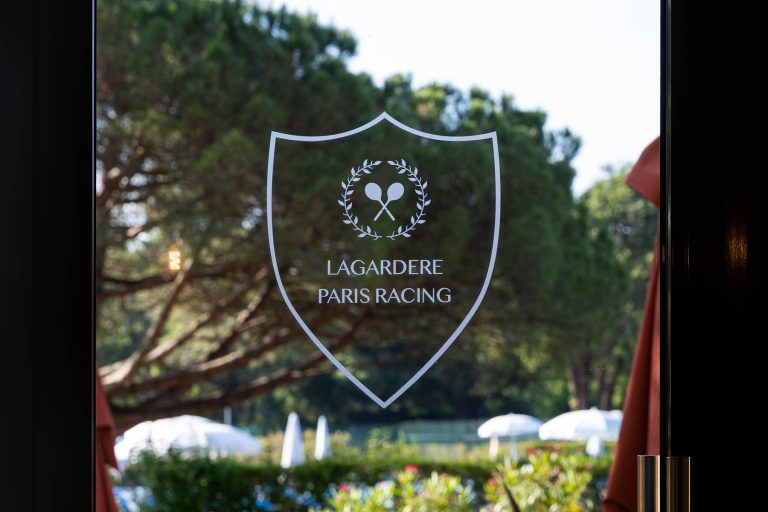 Logo Lagardère Paris Racing - Blason sur vitre transparente - Photoreportage lieu emblématique parisien - Studio photo Loire-Atlantique