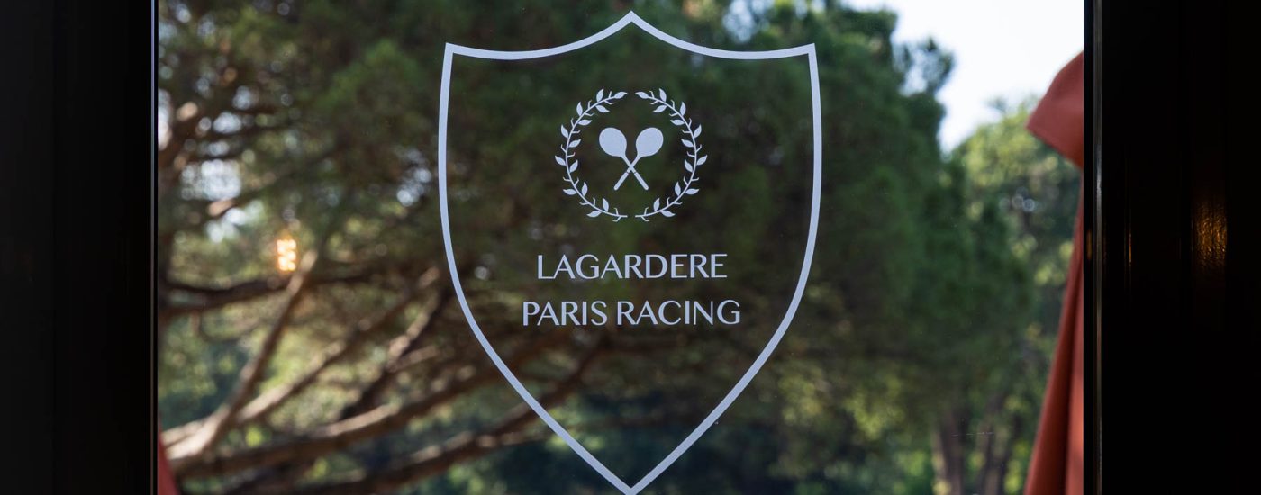 Logo Lagardère Paris Racing - Blason sur vitre transparente - Photoreportage lieu emblématique parisien - Studio photo Loire-Atlantique