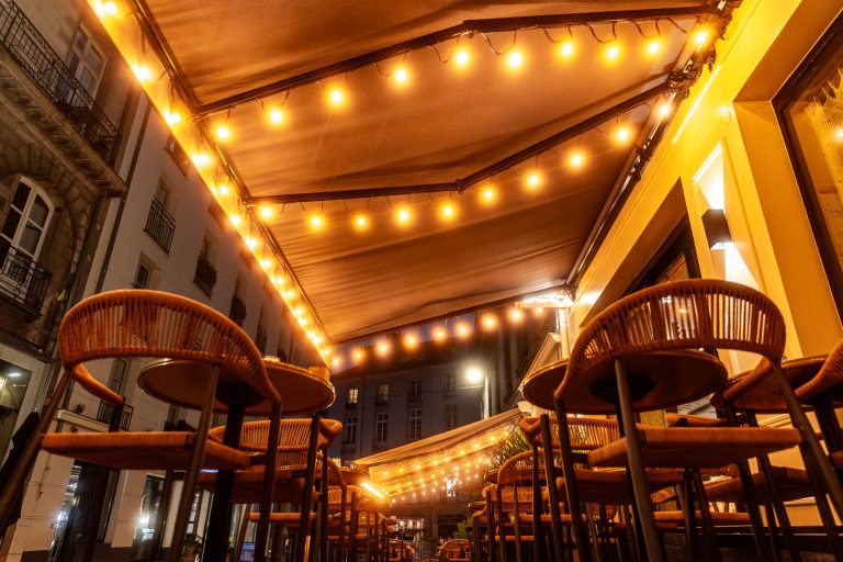 Guirlandes lumineuses sous store - Perspective nocturne sur terrasse - Projet Lumineux - Photoreportage ambiance urbaine - Agence photo à Nantes
