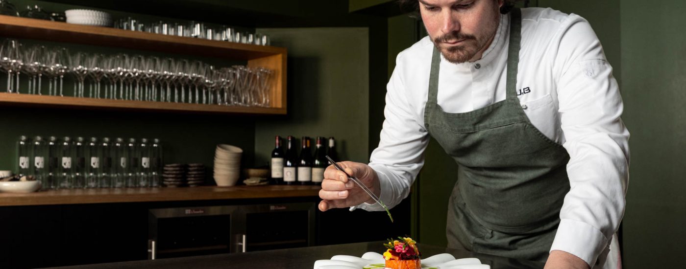 Chef Baradel dressant une assiette - Geste culinaire précis - Photoreportage en cuisine gastronomique - Agence Brunet-Monié