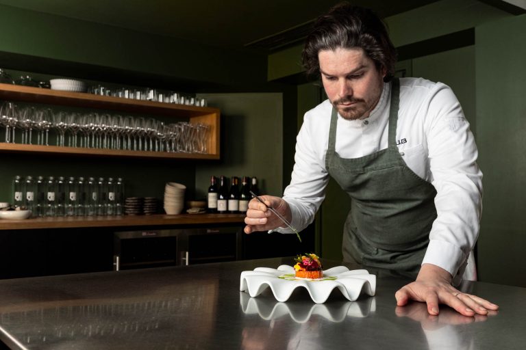 Chef Baradel dressant une assiette - Geste culinaire précis - Photoreportage en cuisine gastronomique - Agence Brunet-Monié