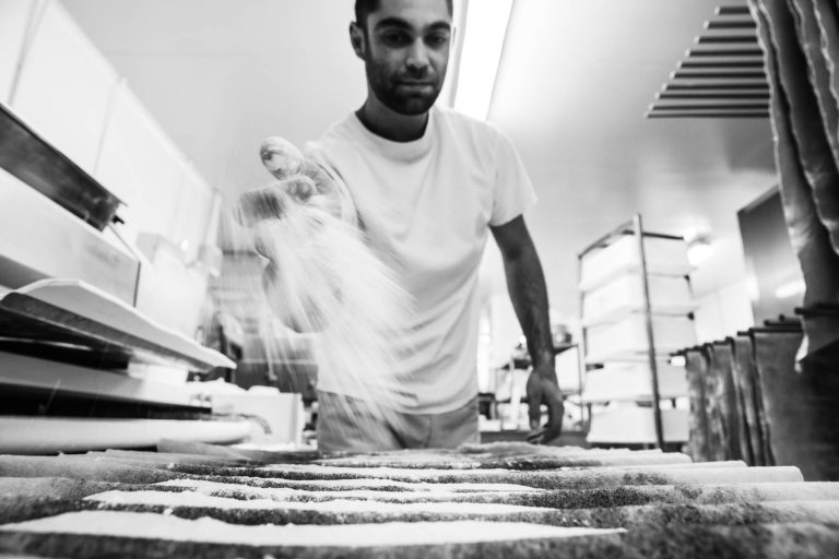 Farine en mouvement - Boulanger concentré au travail - photographie d’artisan boulanger - Agence photo à Nantes