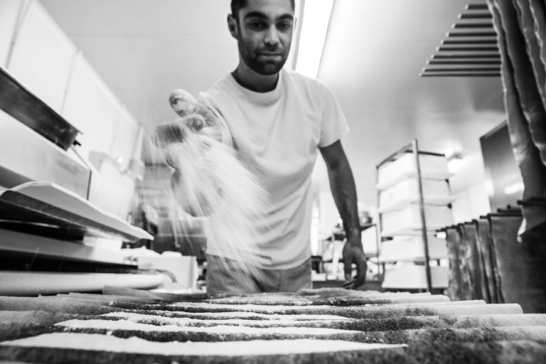Farine en mouvement - Boulanger concentré au travail - photographie d’artisan boulanger - Agence photo à Nantes
