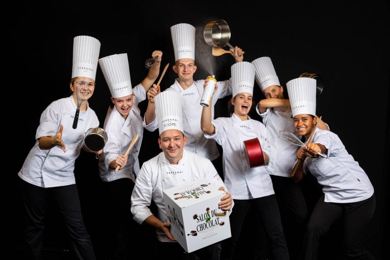 Groupe d’étudiants posant avec ustensiles - Paul Hing - Équipe dynamique et créative - Célébration du Salon du Chocolat - Photographe Nantes