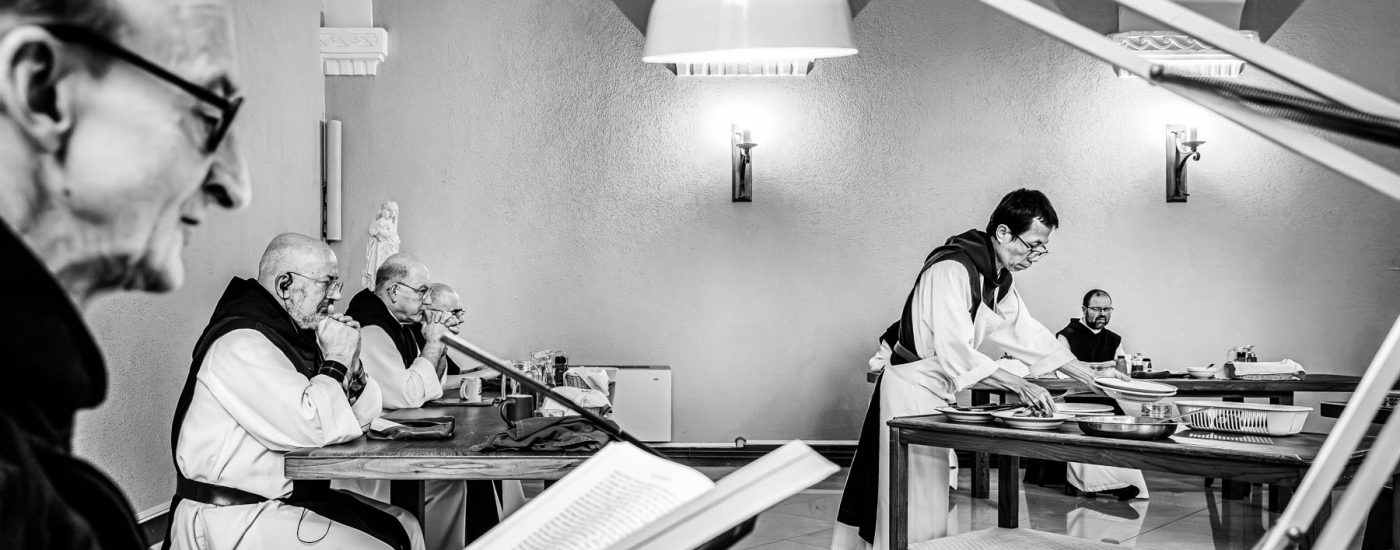 Abbaye de Cîteaux - Lecture pendant le repas - Écoute et concentration - Documentaire photo en immersion